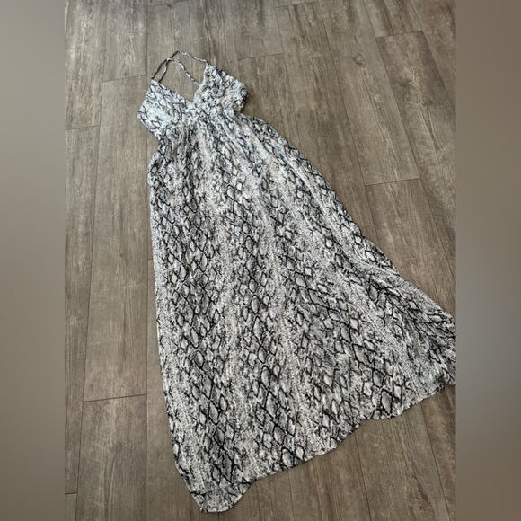 🌸BOUTIQUE snake print dress ✨ - Picture 4 of 8